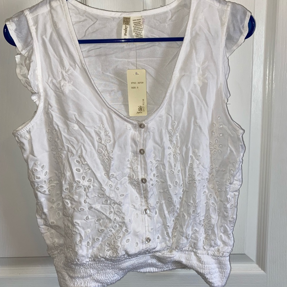 NWT: White embroidered flowers blouse